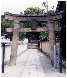 八幡神社鳥居（県指定有形文化財）の写真